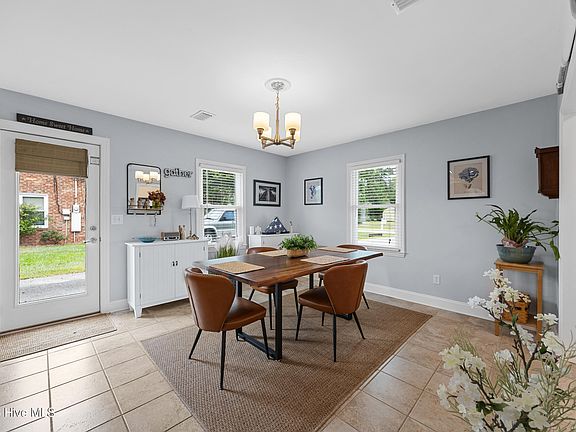 4th image of 901 Spring Valley Road