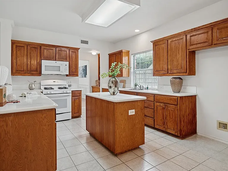 6629 Wickliff Trl — Photo 6