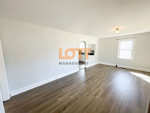 4th image of 121 Carter St