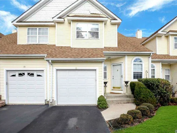 8 Apricot Ct, Melville, NY 11747