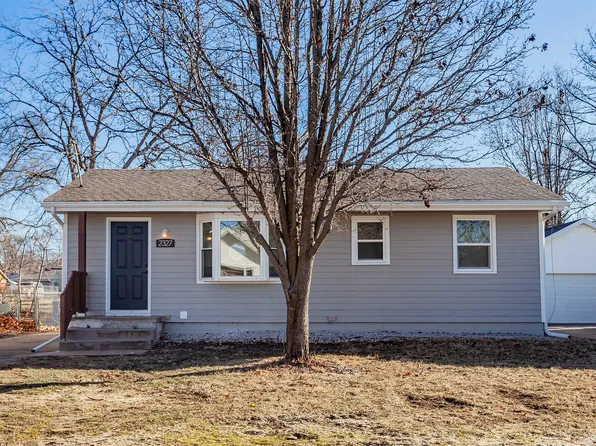 2327 E 38th Ct, Des Moines, IA 50317