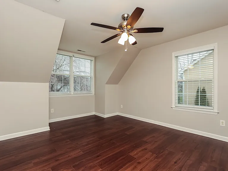 2853 Sutherland Dr — Photo 16