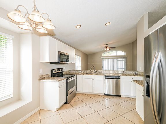 5th image of 402 Sangria Dr