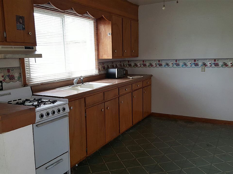2nd image of 411 W 2nd St