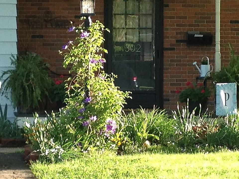 1st image of 302 Oak Hill Dr