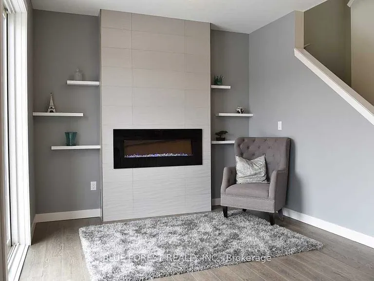 933 Manhattan Way #933 — Photo 2