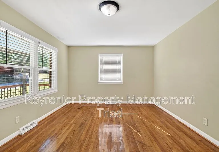 1821 W Meadowview Rd — Photo 4