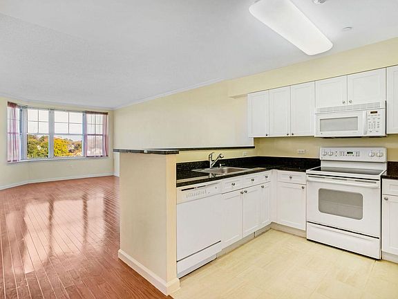 5th image of 300 Mamaroneck Ave APT 618