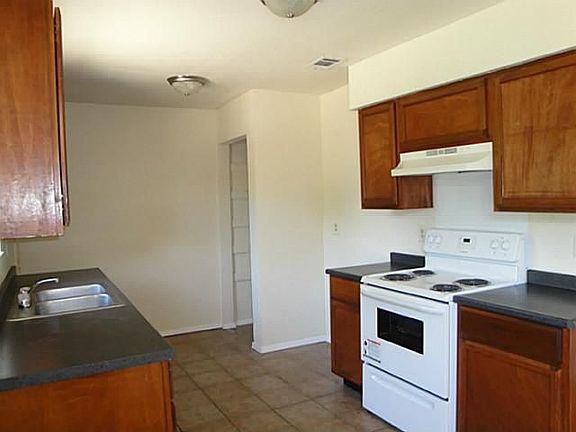 5th image of 3902 Cambridge Dr