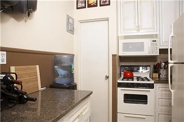 Sold by R New York | media 7