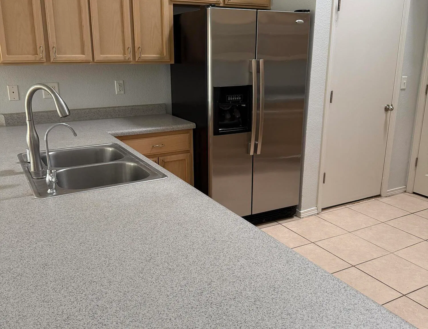 3 bed, 2.0 bath, 1801 sqft, $1,795 — Photo 3