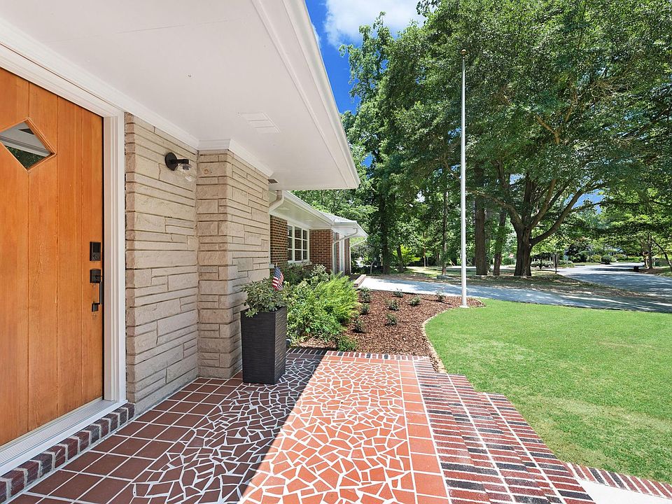 2600 sq ft one level - large open daylight living space. Doesn_t include basement, two outdoor porches, or carport.
