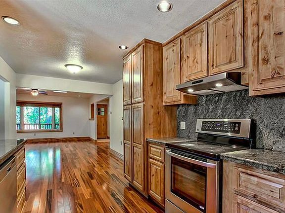 3rd image of 876 Stanford Ave