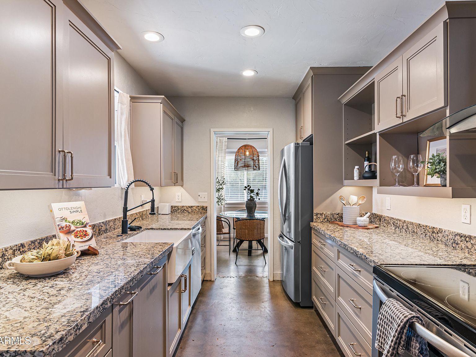 3001 N 17th Dr - Interior detail