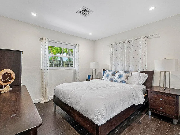 855 Berkeley St — Photo 17