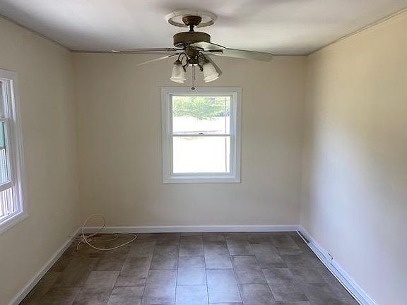 3rd image of 456 Glen Cove Ave