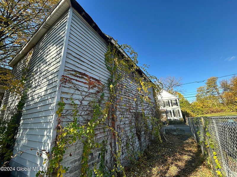 3rd image of 543 Mumford Street