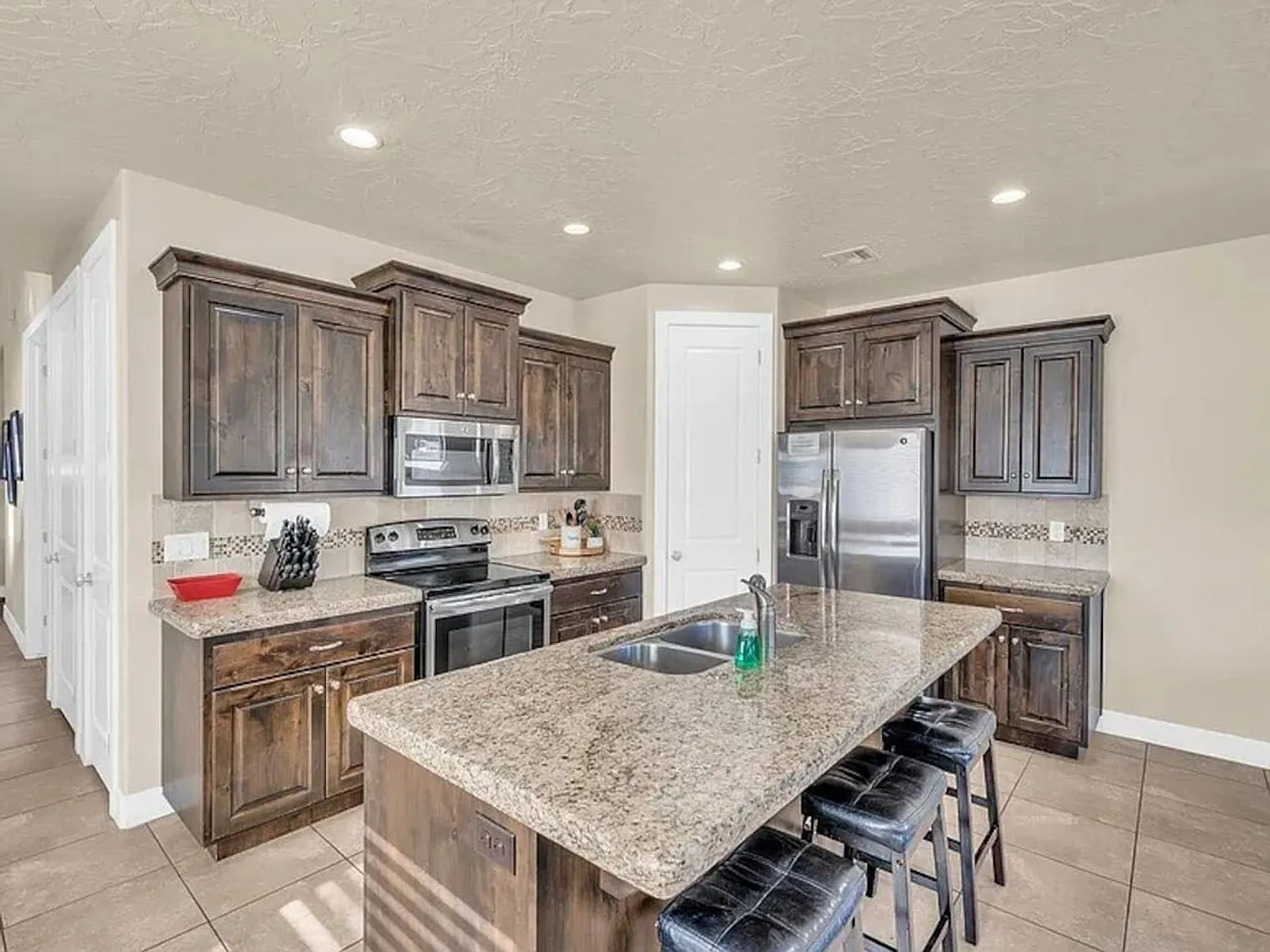3 bed, 4.0 bath, 2475 sqft, $3,622 — Photo 3