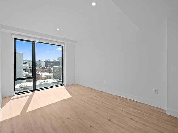 5th image of 2516 37th Ave #5E