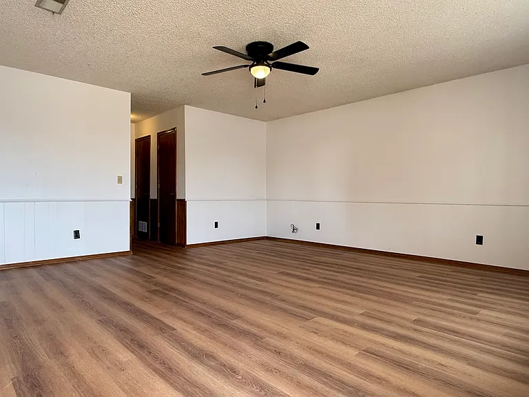531 N Meredith Ave — Photo 2