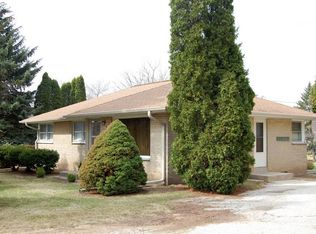 4877 S 69th St, Greenfield, WI 53220