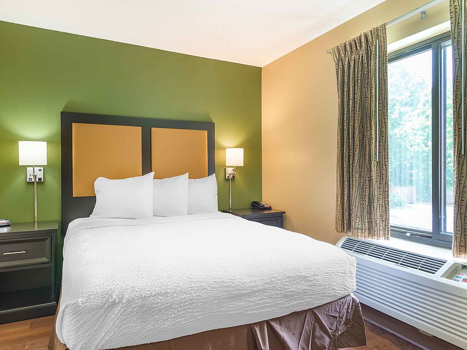 Deluxe Studio - 1 Queen Bed