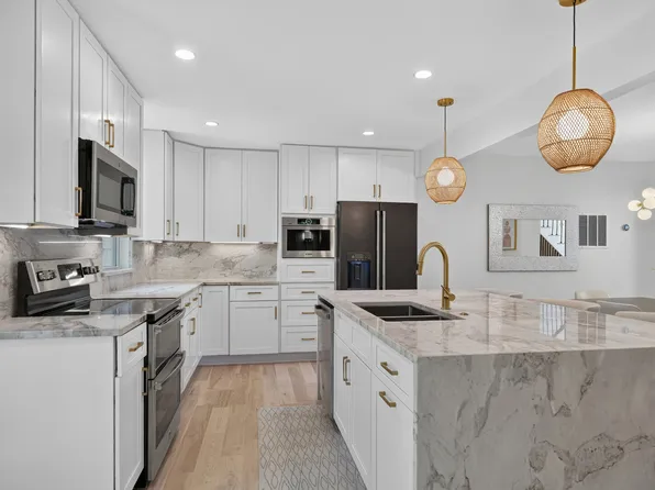 7411 Crestberry Ln, Bethesda, MD 20817