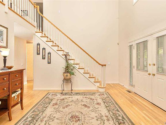 4th image of 14 Surrey Ln