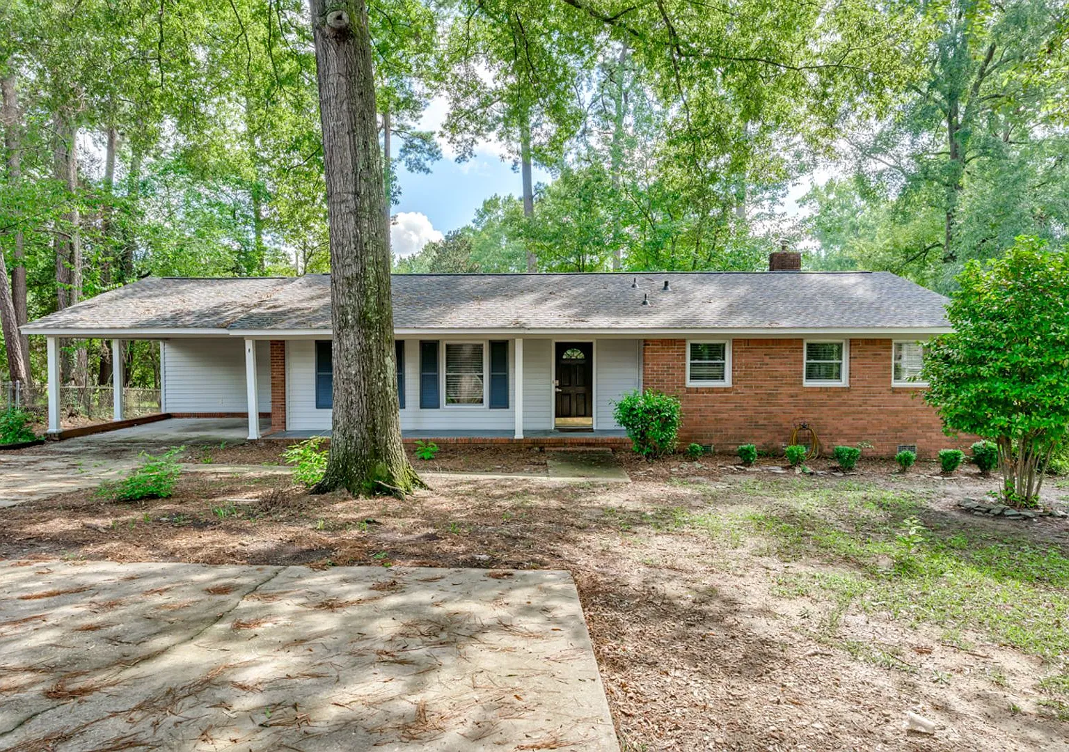 Charming ranch - style home in an unbeatable location! — Photo 1