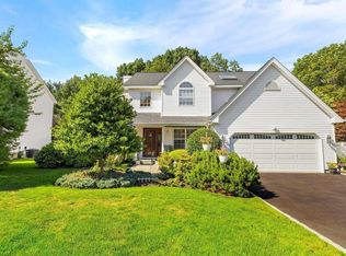 24 Long House Way, Commack, NY 11725