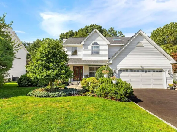 24 Long House Way, Commack, NY 11725