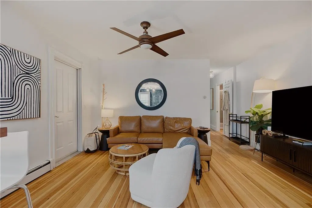3 bed, 2.0 bath, 926 sqft, $3,300 — Photo 2