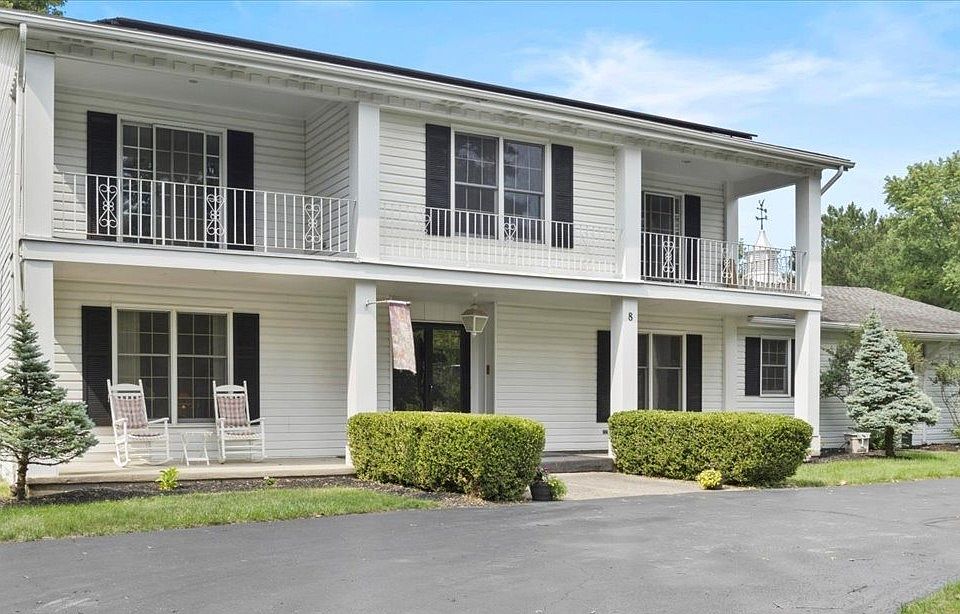 1st image of 8 Esternay Ln