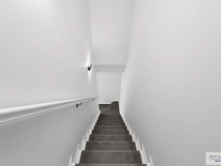 405 Lion'S Villa Ave #14 — Photo 8