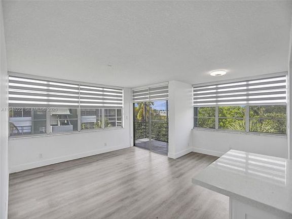 3rd image of 409-2771 Taft St #409