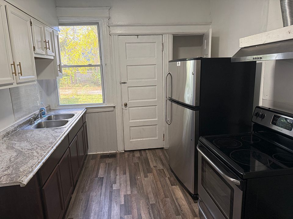 1st image of 229 Oriole St