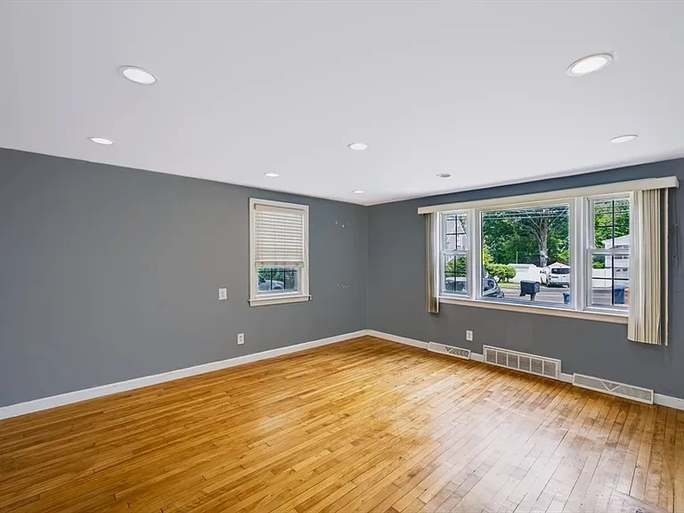 52 Common St #52 — Photo 4