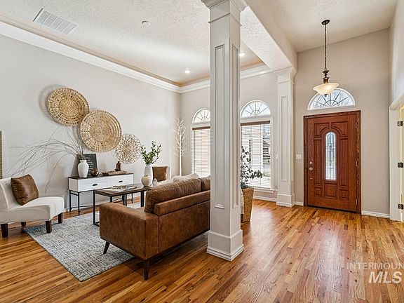 5th image of 977 N Woodvalley Pl