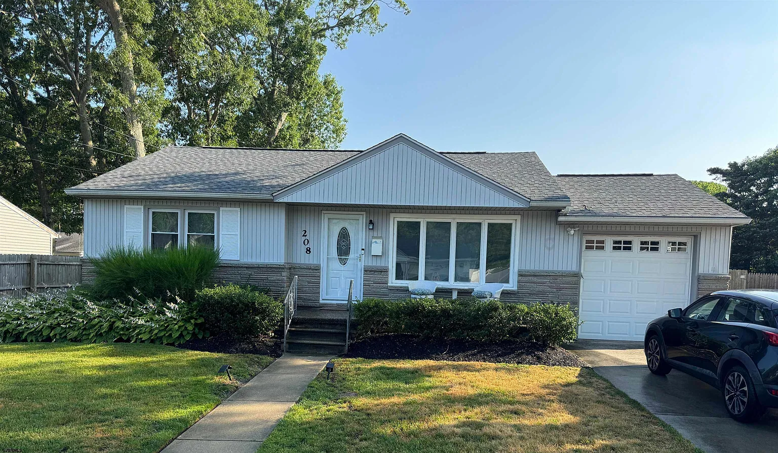 208 W Glencove Ave photo 1