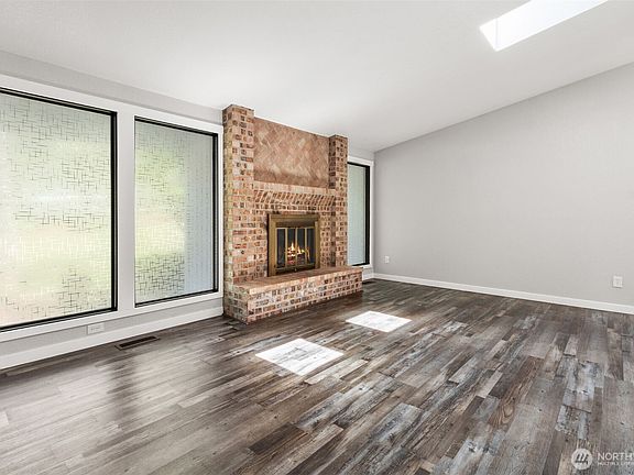 5th image of 3202 161st Street E