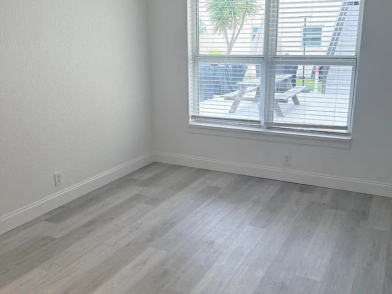1913 NE 4th St #1-9 — Photo 6