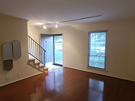 4th image of 128 Academy Sq
