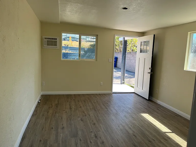 774 N Citrus Ave — Photo 2