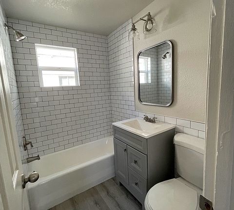 4th image of 408 W Earll Dr #4