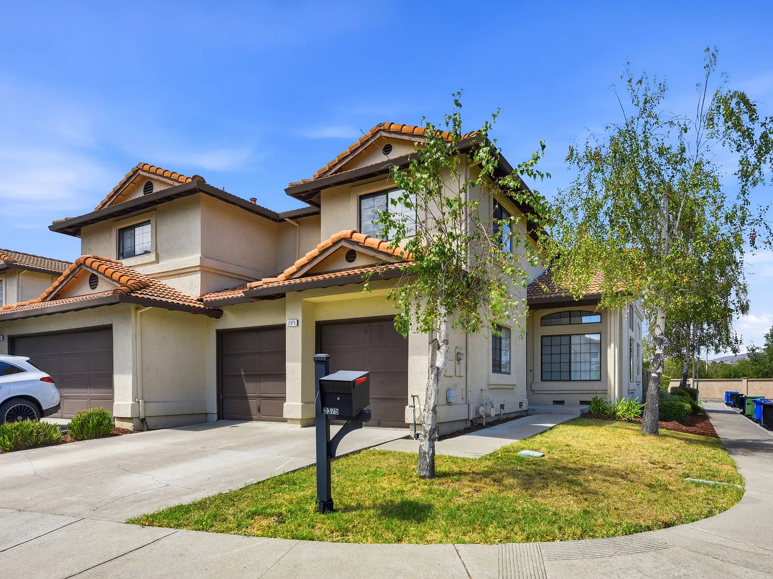 3 bed, 2.5 bath, 1695 sqft, $4,800 — Photo 2