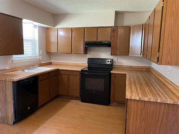 3rd image of 2537 Vickie Dr
