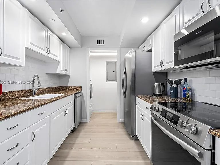 6917 Collins Ave #1106 — Photo 7