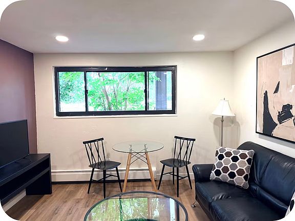 4th image of 435 Manhattan Dr #D