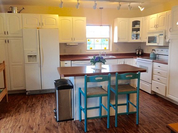 Kitchen
						:
						Kitchen features pull out pantry-type cupboards.