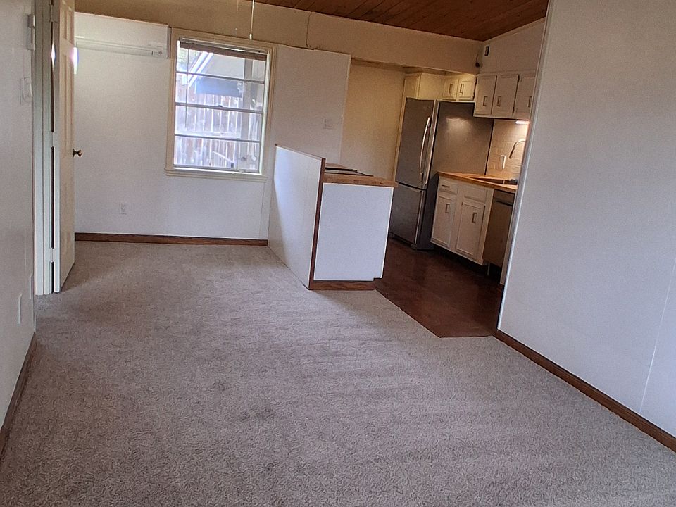 Open floorplan living/dining/kitchen